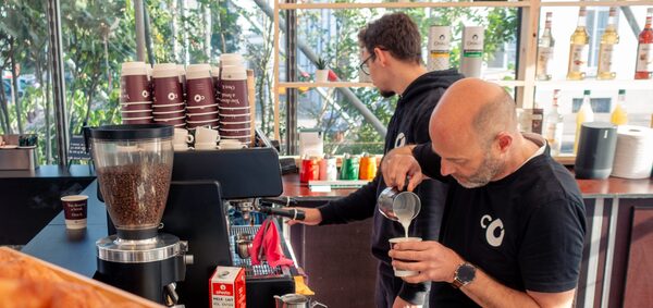 Koffiebar opent de deuren in het infopaviljoen op het Mercierplein